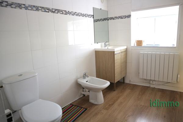 BELLE MAISON EN BON ETAT GENERAL DE 100 M2 SUR UN TERRAIN CLOS DE 115 M2. CENTRE BOURG A PROXIMITE DES COMMERC La Jarrie (17220)