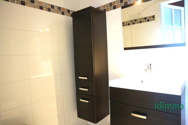 BELLE MAISON EN BON ETAT GENERAL DE 100 M2 SUR UN TERRAIN CLOS DE 115 M2. CENTRE BOURG A PROXIMITE DES COMMERC La Jarrie (17220)