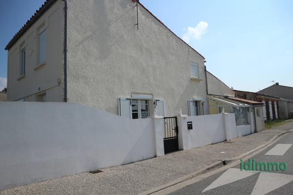 BELLE MAISON EN BON ETAT GENERAL DE 100 M2 SUR UN TERRAIN CLOS DE 115 M2. CENTRE BOURG A PROXIMITE DES COMMERC La Jarrie (17220)