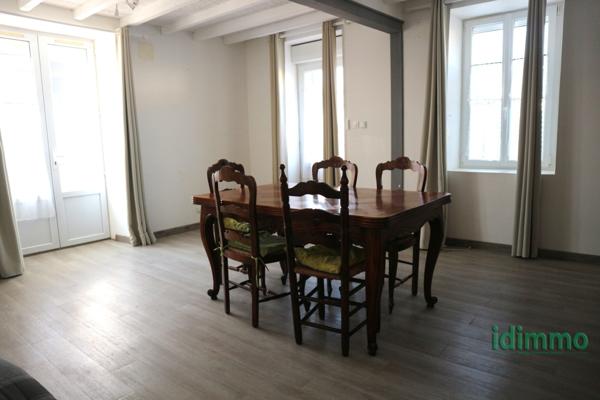 BELLE MAISON EN BON ETAT GENERAL DE 100 M2 SUR UN TERRAIN CLOS DE 115 M2. CENTRE BOURG A PROXIMITE DES COMMERC La Jarrie (17220)