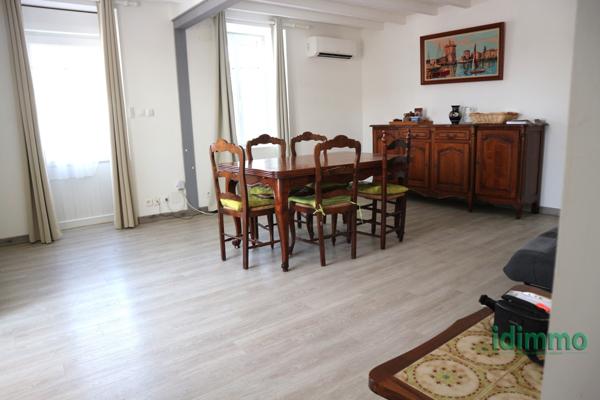 BELLE MAISON EN BON ETAT GENERAL DE 100 M2 SUR UN TERRAIN CLOS DE 115 M2. CENTRE BOURG A PROXIMITE DES COMMERC La Jarrie (17220)