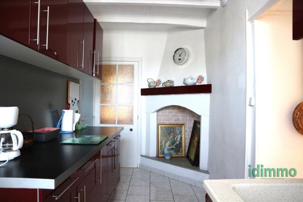 BELLE MAISON EN BON ETAT GENERAL DE 100 M2 SUR UN TERRAIN CLOS DE 115 M2. CENTRE BOURG A PROXIMITE DES COMMERC La Jarrie (17220)