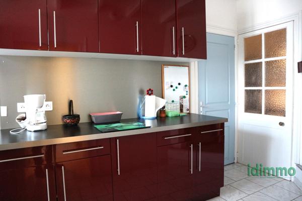 BELLE MAISON EN BON ETAT GENERAL DE 100 M2 SUR UN TERRAIN CLOS DE 115 M2. CENTRE BOURG A PROXIMITE DES COMMERC La Jarrie (17220)