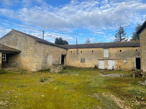 86110 AMBERRE Corps de ferme sur plus de 3Hectares- maison 225m².