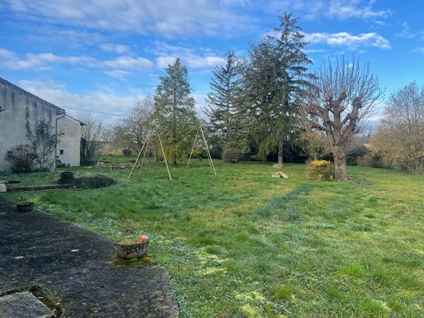 86110 AMBERRE Corps de ferme sur plus de 3Hectares- maison 225m².