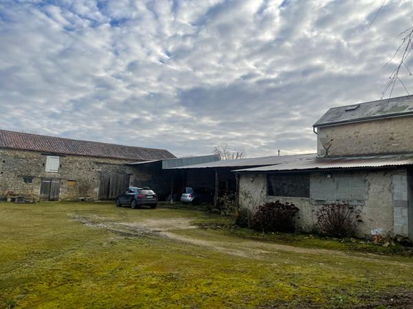 86110 AMBERRE Corps de ferme sur plus de 3Hectares- maison 225m².
