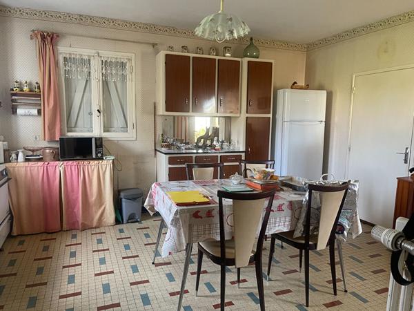 86110 AMBERRE Corps de ferme sur plus de 3Hectares- maison 225m².