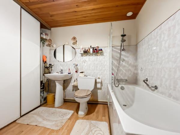 Appartement
         3 pièces
        - 76 m² 290 000 € *