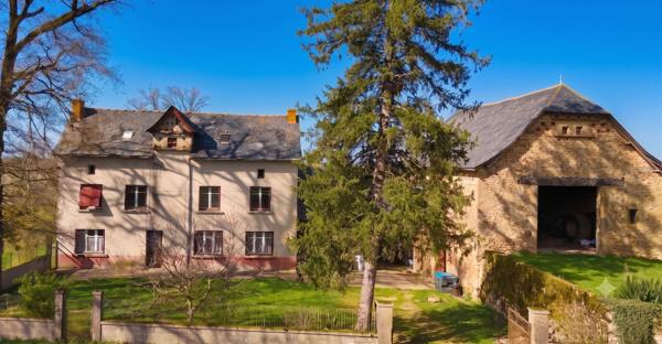 MONTBAZENS - Authentique corps de ferme en pierres, superbe grange et dépendances. Montbazens