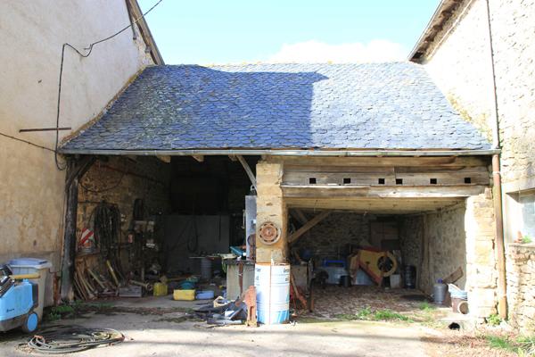 MONTBAZENS - Authentique corps de ferme en pierres, superbe grange et dépendances. Montbazens