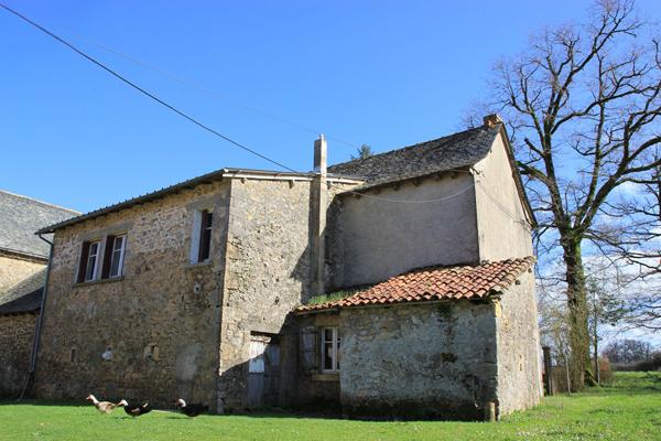 MONTBAZENS - Authentique corps de ferme en pierres, superbe grange et dépendances. Montbazens