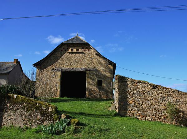 MONTBAZENS - Authentique corps de ferme en pierres, superbe grange et dépendances. Montbazens