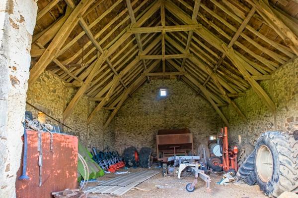 MONTBAZENS - Authentique corps de ferme en pierres, superbe grange et dépendances. Montbazens