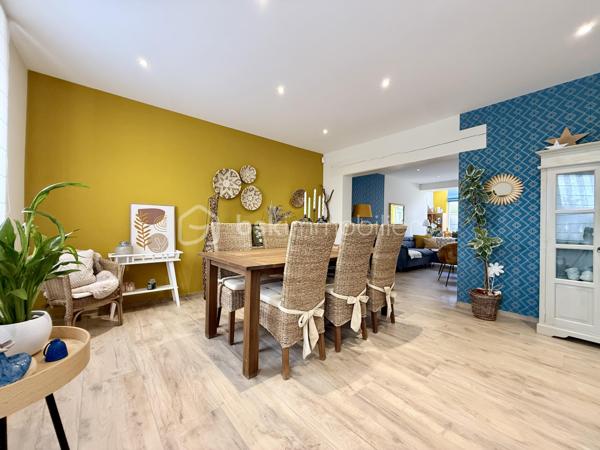 Vous recherchez une maison de caractère, chaleureuse et parfaitement entretenue, dans laquelle vous pouvez poser vos valises sans prévoir le moindre travaux ? Cette jolie maison située dans une rue agréable de Forbach mérite toute votre attention !

D’une surface habitable de 126,55 m², cette maison ancienne mitoyenne d’un côté a été rénovée avec goût et bénéficie de matériaux de qualité et de très belles finitions. Ici, tout est pensé pour profiter immédiatement de son intérieur, sans travaux à prévoir.

Au rez-de-chaussée, vous découvrirez un agréable salon-séjour traversant d’environ 43 m², ainsi qu’une superbe véranda de plus de 20 m², véritable pièce de vie supplémentaire. Chauffée, climatisée et équipée d’un poêle à bois (Kachelofen), elle offre une ambiance particulièrement cosy et s’ouvre directement sur la terrasse et le jardin.

La cuisine Schmidt, installée il y a quelques années, est en parfait état, entièrement aménagée et équipée avec de l’électroménager de qualité. Semi-ouverte sur la véranda, elle profite d’un accès direct vers l’extérieur. Un WC indépendant complète ce niveau.

À l’étage, la maison dispose de deux chambres, d’une salle de bains, d’un second WC indépendant et de nombreux rangements.

À l’extérieur, vous profiterez d’un terrain plat, entièrement clos, avec terrasse et petite dépendance de jardin.

Un garage attenant avec porte motorisée ainsi qu’un sous-sol composé de trois caves viennent compléter ce bien.

Côté confort, la maison bénéficie notamment d’une isolation intérieure, de triple vitrage à l’avant ainsi que d’une toiture rénovée et isolée.

Une maison pleine de charme, cosy et impeccablement entretenue, où le charme de l’ancien rencontre le confort actuel. Aucun travaux à prévoir : vous n’avez plus qu’à poser vos valises et profiter !

Suchen Sie ein Haus mit Charakter, das behaglich und bestens gepflegt ist – ein Zuhause, in das Sie sofort einziehen können, ohne auch nur die geringsten Renovierungsarbeiten einplanen zu müssen? Dieses hübsche, einseitig angebaute Haus in einer angenehmen Straße von Forbach verdient Ihre volle Aufmerksamkeit!
Mit einer Wohnfläche von 126,55 m² präsentiert sich dieses Haus geschmackvoll renoviert und besticht durch hochwertige Materialien sowie eine erstklassige Ausführung. Hier ist alles darauf ausgelegt, das Wohnambiente vom ersten Moment an zu genießen – ohne anstehende Arbeiten.
Im Erdgeschoss erwartet Sie ein einladender, lichtdurchfluteter Wohn- und Essbereich (ca. 43 m²) sowie ein herrlicher Wintergarten mit über 20 m² Fläche, der als vollwertiger zusätzlicher Wohnraum dient. Ausgestattet mit Heizung, Klimaanlage und einem Kachelofen, bietet er eine besonders gemütliche Atmosphäre und einen direkten Zugang zu Terrasse und Garten.
Die vor einigen Jahren installierte Schmidt-Küche ist in tadellosem Zustand, voll ausgestattet und verfügt über hochwertige Elektrogeräte. Sie ist halb offen zum Wintergarten hin gestaltet und bietet ebenfalls einen direkten Zugang nach draußen. Ein separates WC vervollständigt diese Etage.
Im Obergeschoss befinden sich zwei Schlafzimmer, ein Badezimmer, ein weiteres separates WC sowie zahlreiche Staumöglichkeiten.
Im Außenbereich erwartet Sie ein ebenes, vollständig eingefriedetes Grundstück mit Terrasse und einem kleinen Gartenhaus.
Eine direkt angebaute Garage mit elektrischem Tor sowie ein Kellergeschoss mit drei Räumen runden das Angebot ab.
Hinsichtlich des Wohnkomforts punktet das Haus unter anderem mit einer Innendämmung, Dreifachverglasung an der Vorderseite sowie einem renovierten und gedämmten Dach.
Ein charmantes, gemütliches und makellos gepflegtes Haus, in dem der Charme des Altbaus auf modernen Komfort trifft. Es sind keinerlei Arbeiten erforderlich: Sie müssen nur noch einziehen und genießen!