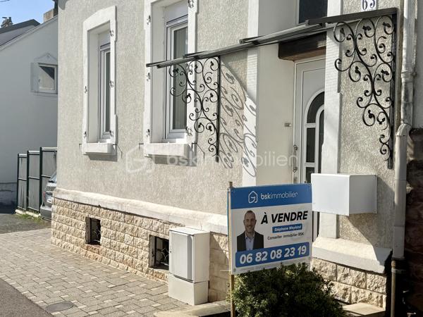 Vous recherchez une maison de caractère, chaleureuse et parfaitement entretenue, dans laquelle vous pouvez poser vos valises sans prévoir le moindre travaux ? Cette jolie maison située dans une rue agréable de Forbach mérite toute votre attention !

D’une surface habitable de 126,55 m², cette maison ancienne mitoyenne d’un côté a été rénovée avec goût et bénéficie de matériaux de qualité et de très belles finitions. Ici, tout est pensé pour profiter immédiatement de son intérieur, sans travaux à prévoir.

Au rez-de-chaussée, vous découvrirez un agréable salon-séjour traversant d’environ 43 m², ainsi qu’une superbe véranda de plus de 20 m², véritable pièce de vie supplémentaire. Chauffée, climatisée et équipée d’un poêle à bois (Kachelofen), elle offre une ambiance particulièrement cosy et s’ouvre directement sur la terrasse et le jardin.

La cuisine Schmidt, installée il y a quelques années, est en parfait état, entièrement aménagée et équipée avec de l’électroménager de qualité. Semi-ouverte sur la véranda, elle profite d’un accès direct vers l’extérieur. Un WC indépendant complète ce niveau.

À l’étage, la maison dispose de deux chambres, d’une salle de bains, d’un second WC indépendant et de nombreux rangements.

À l’extérieur, vous profiterez d’un terrain plat, entièrement clos, avec terrasse et petite dépendance de jardin.

Un garage attenant avec porte motorisée ainsi qu’un sous-sol composé de trois caves viennent compléter ce bien.

Côté confort, la maison bénéficie notamment d’une isolation intérieure, de triple vitrage à l’avant ainsi que d’une toiture rénovée et isolée.

Une maison pleine de charme, cosy et impeccablement entretenue, où le charme de l’ancien rencontre le confort actuel. Aucun travaux à prévoir : vous n’avez plus qu’à poser vos valises et profiter !

Suchen Sie ein Haus mit Charakter, das behaglich und bestens gepflegt ist – ein Zuhause, in das Sie sofort einziehen können, ohne auch nur die geringsten Renovierungsarbeiten einplanen zu müssen? Dieses hübsche, einseitig angebaute Haus in einer angenehmen Straße von Forbach verdient Ihre volle Aufmerksamkeit!
Mit einer Wohnfläche von 126,55 m² präsentiert sich dieses Haus geschmackvoll renoviert und besticht durch hochwertige Materialien sowie eine erstklassige Ausführung. Hier ist alles darauf ausgelegt, das Wohnambiente vom ersten Moment an zu genießen – ohne anstehende Arbeiten.
Im Erdgeschoss erwartet Sie ein einladender, lichtdurchfluteter Wohn- und Essbereich (ca. 43 m²) sowie ein herrlicher Wintergarten mit über 20 m² Fläche, der als vollwertiger zusätzlicher Wohnraum dient. Ausgestattet mit Heizung, Klimaanlage und einem Kachelofen, bietet er eine besonders gemütliche Atmosphäre und einen direkten Zugang zu Terrasse und Garten.
Die vor einigen Jahren installierte Schmidt-Küche ist in tadellosem Zustand, voll ausgestattet und verfügt über hochwertige Elektrogeräte. Sie ist halb offen zum Wintergarten hin gestaltet und bietet ebenfalls einen direkten Zugang nach draußen. Ein separates WC vervollständigt diese Etage.
Im Obergeschoss befinden sich zwei Schlafzimmer, ein Badezimmer, ein weiteres separates WC sowie zahlreiche Staumöglichkeiten.
Im Außenbereich erwartet Sie ein ebenes, vollständig eingefriedetes Grundstück mit Terrasse und einem kleinen Gartenhaus.
Eine direkt angebaute Garage mit elektrischem Tor sowie ein Kellergeschoss mit drei Räumen runden das Angebot ab.
Hinsichtlich des Wohnkomforts punktet das Haus unter anderem mit einer Innendämmung, Dreifachverglasung an der Vorderseite sowie einem renovierten und gedämmten Dach.
Ein charmantes, gemütliches und makellos gepflegtes Haus, in dem der Charme des Altbaus auf modernen Komfort trifft. Es sind keinerlei Arbeiten erforderlich: Sie müssen nur noch einziehen und genießen!