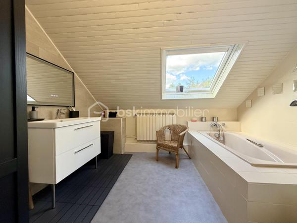 Vous recherchez une maison de caractère, chaleureuse et parfaitement entretenue, dans laquelle vous pouvez poser vos valises sans prévoir le moindre travaux ? Cette jolie maison située dans une rue agréable de Forbach mérite toute votre attention !

D’une surface habitable de 126,55 m², cette maison ancienne mitoyenne d’un côté a été rénovée avec goût et bénéficie de matériaux de qualité et de très belles finitions. Ici, tout est pensé pour profiter immédiatement de son intérieur, sans travaux à prévoir.

Au rez-de-chaussée, vous découvrirez un agréable salon-séjour traversant d’environ 43 m², ainsi qu’une superbe véranda de plus de 20 m², véritable pièce de vie supplémentaire. Chauffée, climatisée et équipée d’un poêle à bois (Kachelofen), elle offre une ambiance particulièrement cosy et s’ouvre directement sur la terrasse et le jardin.

La cuisine Schmidt, installée il y a quelques années, est en parfait état, entièrement aménagée et équipée avec de l’électroménager de qualité. Semi-ouverte sur la véranda, elle profite d’un accès direct vers l’extérieur. Un WC indépendant complète ce niveau.

À l’étage, la maison dispose de deux chambres, d’une salle de bains, d’un second WC indépendant et de nombreux rangements.

À l’extérieur, vous profiterez d’un terrain plat, entièrement clos, avec terrasse et petite dépendance de jardin.

Un garage attenant avec porte motorisée ainsi qu’un sous-sol composé de trois caves viennent compléter ce bien.

Côté confort, la maison bénéficie notamment d’une isolation intérieure, de triple vitrage à l’avant ainsi que d’une toiture rénovée et isolée.

Une maison pleine de charme, cosy et impeccablement entretenue, où le charme de l’ancien rencontre le confort actuel. Aucun travaux à prévoir : vous n’avez plus qu’à poser vos valises et profiter !

Suchen Sie ein Haus mit Charakter, das behaglich und bestens gepflegt ist – ein Zuhause, in das Sie sofort einziehen können, ohne auch nur die geringsten Renovierungsarbeiten einplanen zu müssen? Dieses hübsche, einseitig angebaute Haus in einer angenehmen Straße von Forbach verdient Ihre volle Aufmerksamkeit!
Mit einer Wohnfläche von 126,55 m² präsentiert sich dieses Haus geschmackvoll renoviert und besticht durch hochwertige Materialien sowie eine erstklassige Ausführung. Hier ist alles darauf ausgelegt, das Wohnambiente vom ersten Moment an zu genießen – ohne anstehende Arbeiten.
Im Erdgeschoss erwartet Sie ein einladender, lichtdurchfluteter Wohn- und Essbereich (ca. 43 m²) sowie ein herrlicher Wintergarten mit über 20 m² Fläche, der als vollwertiger zusätzlicher Wohnraum dient. Ausgestattet mit Heizung, Klimaanlage und einem Kachelofen, bietet er eine besonders gemütliche Atmosphäre und einen direkten Zugang zu Terrasse und Garten.
Die vor einigen Jahren installierte Schmidt-Küche ist in tadellosem Zustand, voll ausgestattet und verfügt über hochwertige Elektrogeräte. Sie ist halb offen zum Wintergarten hin gestaltet und bietet ebenfalls einen direkten Zugang nach draußen. Ein separates WC vervollständigt diese Etage.
Im Obergeschoss befinden sich zwei Schlafzimmer, ein Badezimmer, ein weiteres separates WC sowie zahlreiche Staumöglichkeiten.
Im Außenbereich erwartet Sie ein ebenes, vollständig eingefriedetes Grundstück mit Terrasse und einem kleinen Gartenhaus.
Eine direkt angebaute Garage mit elektrischem Tor sowie ein Kellergeschoss mit drei Räumen runden das Angebot ab.
Hinsichtlich des Wohnkomforts punktet das Haus unter anderem mit einer Innendämmung, Dreifachverglasung an der Vorderseite sowie einem renovierten und gedämmten Dach.
Ein charmantes, gemütliches und makellos gepflegtes Haus, in dem der Charme des Altbaus auf modernen Komfort trifft. Es sind keinerlei Arbeiten erforderlich: Sie müssen nur noch einziehen und genießen!