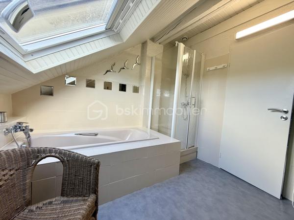 Vous recherchez une maison de caractère, chaleureuse et parfaitement entretenue, dans laquelle vous pouvez poser vos valises sans prévoir le moindre travaux ? Cette jolie maison située dans une rue agréable de Forbach mérite toute votre attention !

D’une surface habitable de 126,55 m², cette maison ancienne mitoyenne d’un côté a été rénovée avec goût et bénéficie de matériaux de qualité et de très belles finitions. Ici, tout est pensé pour profiter immédiatement de son intérieur, sans travaux à prévoir.

Au rez-de-chaussée, vous découvrirez un agréable salon-séjour traversant d’environ 43 m², ainsi qu’une superbe véranda de plus de 20 m², véritable pièce de vie supplémentaire. Chauffée, climatisée et équipée d’un poêle à bois (Kachelofen), elle offre une ambiance particulièrement cosy et s’ouvre directement sur la terrasse et le jardin.

La cuisine Schmidt, installée il y a quelques années, est en parfait état, entièrement aménagée et équipée avec de l’électroménager de qualité. Semi-ouverte sur la véranda, elle profite d’un accès direct vers l’extérieur. Un WC indépendant complète ce niveau.

À l’étage, la maison dispose de deux chambres, d’une salle de bains, d’un second WC indépendant et de nombreux rangements.

À l’extérieur, vous profiterez d’un terrain plat, entièrement clos, avec terrasse et petite dépendance de jardin.

Un garage attenant avec porte motorisée ainsi qu’un sous-sol composé de trois caves viennent compléter ce bien.

Côté confort, la maison bénéficie notamment d’une isolation intérieure, de triple vitrage à l’avant ainsi que d’une toiture rénovée et isolée.

Une maison pleine de charme, cosy et impeccablement entretenue, où le charme de l’ancien rencontre le confort actuel. Aucun travaux à prévoir : vous n’avez plus qu’à poser vos valises et profiter !

Suchen Sie ein Haus mit Charakter, das behaglich und bestens gepflegt ist – ein Zuhause, in das Sie sofort einziehen können, ohne auch nur die geringsten Renovierungsarbeiten einplanen zu müssen? Dieses hübsche, einseitig angebaute Haus in einer angenehmen Straße von Forbach verdient Ihre volle Aufmerksamkeit!
Mit einer Wohnfläche von 126,55 m² präsentiert sich dieses Haus geschmackvoll renoviert und besticht durch hochwertige Materialien sowie eine erstklassige Ausführung. Hier ist alles darauf ausgelegt, das Wohnambiente vom ersten Moment an zu genießen – ohne anstehende Arbeiten.
Im Erdgeschoss erwartet Sie ein einladender, lichtdurchfluteter Wohn- und Essbereich (ca. 43 m²) sowie ein herrlicher Wintergarten mit über 20 m² Fläche, der als vollwertiger zusätzlicher Wohnraum dient. Ausgestattet mit Heizung, Klimaanlage und einem Kachelofen, bietet er eine besonders gemütliche Atmosphäre und einen direkten Zugang zu Terrasse und Garten.
Die vor einigen Jahren installierte Schmidt-Küche ist in tadellosem Zustand, voll ausgestattet und verfügt über hochwertige Elektrogeräte. Sie ist halb offen zum Wintergarten hin gestaltet und bietet ebenfalls einen direkten Zugang nach draußen. Ein separates WC vervollständigt diese Etage.
Im Obergeschoss befinden sich zwei Schlafzimmer, ein Badezimmer, ein weiteres separates WC sowie zahlreiche Staumöglichkeiten.
Im Außenbereich erwartet Sie ein ebenes, vollständig eingefriedetes Grundstück mit Terrasse und einem kleinen Gartenhaus.
Eine direkt angebaute Garage mit elektrischem Tor sowie ein Kellergeschoss mit drei Räumen runden das Angebot ab.
Hinsichtlich des Wohnkomforts punktet das Haus unter anderem mit einer Innendämmung, Dreifachverglasung an der Vorderseite sowie einem renovierten und gedämmten Dach.
Ein charmantes, gemütliches und makellos gepflegtes Haus, in dem der Charme des Altbaus auf modernen Komfort trifft. Es sind keinerlei Arbeiten erforderlich: Sie müssen nur noch einziehen und genießen!