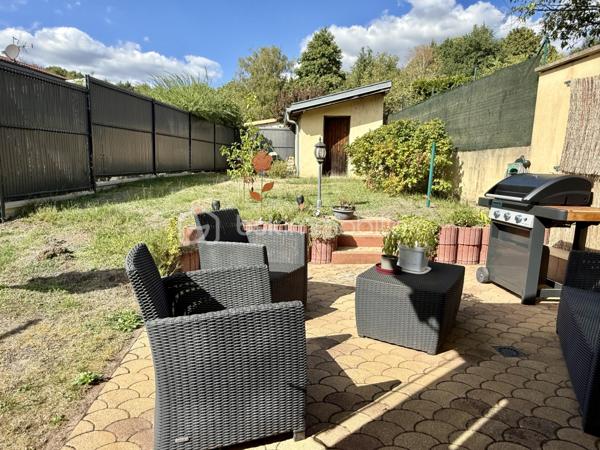 Vous recherchez une maison de caractère, chaleureuse et parfaitement entretenue, dans laquelle vous pouvez poser vos valises sans prévoir le moindre travaux ? Cette jolie maison située dans une rue agréable de Forbach mérite toute votre attention !

D’une surface habitable de 126,55 m², cette maison ancienne mitoyenne d’un côté a été rénovée avec goût et bénéficie de matériaux de qualité et de très belles finitions. Ici, tout est pensé pour profiter immédiatement de son intérieur, sans travaux à prévoir.

Au rez-de-chaussée, vous découvrirez un agréable salon-séjour traversant d’environ 43 m², ainsi qu’une superbe véranda de plus de 20 m², véritable pièce de vie supplémentaire. Chauffée, climatisée et équipée d’un poêle à bois (Kachelofen), elle offre une ambiance particulièrement cosy et s’ouvre directement sur la terrasse et le jardin.

La cuisine Schmidt, installée il y a quelques années, est en parfait état, entièrement aménagée et équipée avec de l’électroménager de qualité. Semi-ouverte sur la véranda, elle profite d’un accès direct vers l’extérieur. Un WC indépendant complète ce niveau.

À l’étage, la maison dispose de deux chambres, d’une salle de bains, d’un second WC indépendant et de nombreux rangements.

À l’extérieur, vous profiterez d’un terrain plat, entièrement clos, avec terrasse et petite dépendance de jardin.

Un garage attenant avec porte motorisée ainsi qu’un sous-sol composé de trois caves viennent compléter ce bien.

Côté confort, la maison bénéficie notamment d’une isolation intérieure, de triple vitrage à l’avant ainsi que d’une toiture rénovée et isolée.

Une maison pleine de charme, cosy et impeccablement entretenue, où le charme de l’ancien rencontre le confort actuel. Aucun travaux à prévoir : vous n’avez plus qu’à poser vos valises et profiter !

Suchen Sie ein Haus mit Charakter, das behaglich und bestens gepflegt ist – ein Zuhause, in das Sie sofort einziehen können, ohne auch nur die geringsten Renovierungsarbeiten einplanen zu müssen? Dieses hübsche, einseitig angebaute Haus in einer angenehmen Straße von Forbach verdient Ihre volle Aufmerksamkeit!
Mit einer Wohnfläche von 126,55 m² präsentiert sich dieses Haus geschmackvoll renoviert und besticht durch hochwertige Materialien sowie eine erstklassige Ausführung. Hier ist alles darauf ausgelegt, das Wohnambiente vom ersten Moment an zu genießen – ohne anstehende Arbeiten.
Im Erdgeschoss erwartet Sie ein einladender, lichtdurchfluteter Wohn- und Essbereich (ca. 43 m²) sowie ein herrlicher Wintergarten mit über 20 m² Fläche, der als vollwertiger zusätzlicher Wohnraum dient. Ausgestattet mit Heizung, Klimaanlage und einem Kachelofen, bietet er eine besonders gemütliche Atmosphäre und einen direkten Zugang zu Terrasse und Garten.
Die vor einigen Jahren installierte Schmidt-Küche ist in tadellosem Zustand, voll ausgestattet und verfügt über hochwertige Elektrogeräte. Sie ist halb offen zum Wintergarten hin gestaltet und bietet ebenfalls einen direkten Zugang nach draußen. Ein separates WC vervollständigt diese Etage.
Im Obergeschoss befinden sich zwei Schlafzimmer, ein Badezimmer, ein weiteres separates WC sowie zahlreiche Staumöglichkeiten.
Im Außenbereich erwartet Sie ein ebenes, vollständig eingefriedetes Grundstück mit Terrasse und einem kleinen Gartenhaus.
Eine direkt angebaute Garage mit elektrischem Tor sowie ein Kellergeschoss mit drei Räumen runden das Angebot ab.
Hinsichtlich des Wohnkomforts punktet das Haus unter anderem mit einer Innendämmung, Dreifachverglasung an der Vorderseite sowie einem renovierten und gedämmten Dach.
Ein charmantes, gemütliches und makellos gepflegtes Haus, in dem der Charme des Altbaus auf modernen Komfort trifft. Es sind keinerlei Arbeiten erforderlich: Sie müssen nur noch einziehen und genießen!