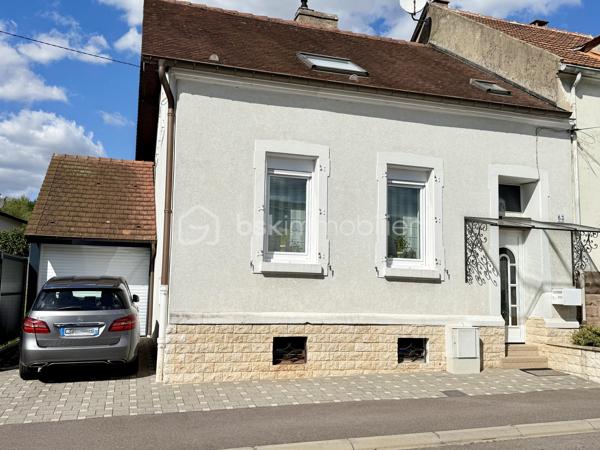 Vous recherchez une maison de caractère, chaleureuse et parfaitement entretenue, dans laquelle vous pouvez poser vos valises sans prévoir le moindre travaux ? Cette jolie maison située dans une rue agréable de Forbach mérite toute votre attention !

D’une surface habitable de 126,55 m², cette maison ancienne mitoyenne d’un côté a été rénovée avec goût et bénéficie de matériaux de qualité et de très belles finitions. Ici, tout est pensé pour profiter immédiatement de son intérieur, sans travaux à prévoir.

Au rez-de-chaussée, vous découvrirez un agréable salon-séjour traversant d’environ 43 m², ainsi qu’une superbe véranda de plus de 20 m², véritable pièce de vie supplémentaire. Chauffée, climatisée et équipée d’un poêle à bois (Kachelofen), elle offre une ambiance particulièrement cosy et s’ouvre directement sur la terrasse et le jardin.

La cuisine Schmidt, installée il y a quelques années, est en parfait état, entièrement aménagée et équipée avec de l’électroménager de qualité. Semi-ouverte sur la véranda, elle profite d’un accès direct vers l’extérieur. Un WC indépendant complète ce niveau.

À l’étage, la maison dispose de deux chambres, d’une salle de bains, d’un second WC indépendant et de nombreux rangements.

À l’extérieur, vous profiterez d’un terrain plat, entièrement clos, avec terrasse et petite dépendance de jardin.

Un garage attenant avec porte motorisée ainsi qu’un sous-sol composé de trois caves viennent compléter ce bien.

Côté confort, la maison bénéficie notamment d’une isolation intérieure, de triple vitrage à l’avant ainsi que d’une toiture rénovée et isolée.

Une maison pleine de charme, cosy et impeccablement entretenue, où le charme de l’ancien rencontre le confort actuel. Aucun travaux à prévoir : vous n’avez plus qu’à poser vos valises et profiter !

Suchen Sie ein Haus mit Charakter, das behaglich und bestens gepflegt ist – ein Zuhause, in das Sie sofort einziehen können, ohne auch nur die geringsten Renovierungsarbeiten einplanen zu müssen? Dieses hübsche, einseitig angebaute Haus in einer angenehmen Straße von Forbach verdient Ihre volle Aufmerksamkeit!
Mit einer Wohnfläche von 126,55 m² präsentiert sich dieses Haus geschmackvoll renoviert und besticht durch hochwertige Materialien sowie eine erstklassige Ausführung. Hier ist alles darauf ausgelegt, das Wohnambiente vom ersten Moment an zu genießen – ohne anstehende Arbeiten.
Im Erdgeschoss erwartet Sie ein einladender, lichtdurchfluteter Wohn- und Essbereich (ca. 43 m²) sowie ein herrlicher Wintergarten mit über 20 m² Fläche, der als vollwertiger zusätzlicher Wohnraum dient. Ausgestattet mit Heizung, Klimaanlage und einem Kachelofen, bietet er eine besonders gemütliche Atmosphäre und einen direkten Zugang zu Terrasse und Garten.
Die vor einigen Jahren installierte Schmidt-Küche ist in tadellosem Zustand, voll ausgestattet und verfügt über hochwertige Elektrogeräte. Sie ist halb offen zum Wintergarten hin gestaltet und bietet ebenfalls einen direkten Zugang nach draußen. Ein separates WC vervollständigt diese Etage.
Im Obergeschoss befinden sich zwei Schlafzimmer, ein Badezimmer, ein weiteres separates WC sowie zahlreiche Staumöglichkeiten.
Im Außenbereich erwartet Sie ein ebenes, vollständig eingefriedetes Grundstück mit Terrasse und einem kleinen Gartenhaus.
Eine direkt angebaute Garage mit elektrischem Tor sowie ein Kellergeschoss mit drei Räumen runden das Angebot ab.
Hinsichtlich des Wohnkomforts punktet das Haus unter anderem mit einer Innendämmung, Dreifachverglasung an der Vorderseite sowie einem renovierten und gedämmten Dach.
Ein charmantes, gemütliches und makellos gepflegtes Haus, in dem der Charme des Altbaus auf modernen Komfort trifft. Es sind keinerlei Arbeiten erforderlich: Sie müssen nur noch einziehen und genießen!