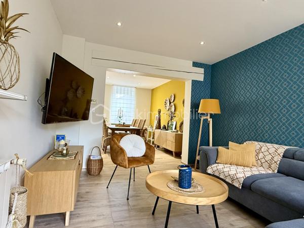 Vous recherchez une maison de caractère, chaleureuse et parfaitement entretenue, dans laquelle vous pouvez poser vos valises sans prévoir le moindre travaux ? Cette jolie maison située dans une rue agréable de Forbach mérite toute votre attention !

D’une surface habitable de 126,55 m², cette maison ancienne mitoyenne d’un côté a été rénovée avec goût et bénéficie de matériaux de qualité et de très belles finitions. Ici, tout est pensé pour profiter immédiatement de son intérieur, sans travaux à prévoir.

Au rez-de-chaussée, vous découvrirez un agréable salon-séjour traversant d’environ 43 m², ainsi qu’une superbe véranda de plus de 20 m², véritable pièce de vie supplémentaire. Chauffée, climatisée et équipée d’un poêle à bois (Kachelofen), elle offre une ambiance particulièrement cosy et s’ouvre directement sur la terrasse et le jardin.

La cuisine Schmidt, installée il y a quelques années, est en parfait état, entièrement aménagée et équipée avec de l’électroménager de qualité. Semi-ouverte sur la véranda, elle profite d’un accès direct vers l’extérieur. Un WC indépendant complète ce niveau.

À l’étage, la maison dispose de deux chambres, d’une salle de bains, d’un second WC indépendant et de nombreux rangements.

À l’extérieur, vous profiterez d’un terrain plat, entièrement clos, avec terrasse et petite dépendance de jardin.

Un garage attenant avec porte motorisée ainsi qu’un sous-sol composé de trois caves viennent compléter ce bien.

Côté confort, la maison bénéficie notamment d’une isolation intérieure, de triple vitrage à l’avant ainsi que d’une toiture rénovée et isolée.

Une maison pleine de charme, cosy et impeccablement entretenue, où le charme de l’ancien rencontre le confort actuel. Aucun travaux à prévoir : vous n’avez plus qu’à poser vos valises et profiter !

Suchen Sie ein Haus mit Charakter, das behaglich und bestens gepflegt ist – ein Zuhause, in das Sie sofort einziehen können, ohne auch nur die geringsten Renovierungsarbeiten einplanen zu müssen? Dieses hübsche, einseitig angebaute Haus in einer angenehmen Straße von Forbach verdient Ihre volle Aufmerksamkeit!
Mit einer Wohnfläche von 126,55 m² präsentiert sich dieses Haus geschmackvoll renoviert und besticht durch hochwertige Materialien sowie eine erstklassige Ausführung. Hier ist alles darauf ausgelegt, das Wohnambiente vom ersten Moment an zu genießen – ohne anstehende Arbeiten.
Im Erdgeschoss erwartet Sie ein einladender, lichtdurchfluteter Wohn- und Essbereich (ca. 43 m²) sowie ein herrlicher Wintergarten mit über 20 m² Fläche, der als vollwertiger zusätzlicher Wohnraum dient. Ausgestattet mit Heizung, Klimaanlage und einem Kachelofen, bietet er eine besonders gemütliche Atmosphäre und einen direkten Zugang zu Terrasse und Garten.
Die vor einigen Jahren installierte Schmidt-Küche ist in tadellosem Zustand, voll ausgestattet und verfügt über hochwertige Elektrogeräte. Sie ist halb offen zum Wintergarten hin gestaltet und bietet ebenfalls einen direkten Zugang nach draußen. Ein separates WC vervollständigt diese Etage.
Im Obergeschoss befinden sich zwei Schlafzimmer, ein Badezimmer, ein weiteres separates WC sowie zahlreiche Staumöglichkeiten.
Im Außenbereich erwartet Sie ein ebenes, vollständig eingefriedetes Grundstück mit Terrasse und einem kleinen Gartenhaus.
Eine direkt angebaute Garage mit elektrischem Tor sowie ein Kellergeschoss mit drei Räumen runden das Angebot ab.
Hinsichtlich des Wohnkomforts punktet das Haus unter anderem mit einer Innendämmung, Dreifachverglasung an der Vorderseite sowie einem renovierten und gedämmten Dach.
Ein charmantes, gemütliches und makellos gepflegtes Haus, in dem der Charme des Altbaus auf modernen Komfort trifft. Es sind keinerlei Arbeiten erforderlich: Sie müssen nur noch einziehen und genießen!