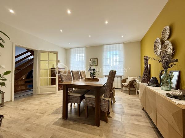 Vous recherchez une maison de caractère, chaleureuse et parfaitement entretenue, dans laquelle vous pouvez poser vos valises sans prévoir le moindre travaux ? Cette jolie maison située dans une rue agréable de Forbach mérite toute votre attention !

D’une surface habitable de 126,55 m², cette maison ancienne mitoyenne d’un côté a été rénovée avec goût et bénéficie de matériaux de qualité et de très belles finitions. Ici, tout est pensé pour profiter immédiatement de son intérieur, sans travaux à prévoir.

Au rez-de-chaussée, vous découvrirez un agréable salon-séjour traversant d’environ 43 m², ainsi qu’une superbe véranda de plus de 20 m², véritable pièce de vie supplémentaire. Chauffée, climatisée et équipée d’un poêle à bois (Kachelofen), elle offre une ambiance particulièrement cosy et s’ouvre directement sur la terrasse et le jardin.

La cuisine Schmidt, installée il y a quelques années, est en parfait état, entièrement aménagée et équipée avec de l’électroménager de qualité. Semi-ouverte sur la véranda, elle profite d’un accès direct vers l’extérieur. Un WC indépendant complète ce niveau.

À l’étage, la maison dispose de deux chambres, d’une salle de bains, d’un second WC indépendant et de nombreux rangements.

À l’extérieur, vous profiterez d’un terrain plat, entièrement clos, avec terrasse et petite dépendance de jardin.

Un garage attenant avec porte motorisée ainsi qu’un sous-sol composé de trois caves viennent compléter ce bien.

Côté confort, la maison bénéficie notamment d’une isolation intérieure, de triple vitrage à l’avant ainsi que d’une toiture rénovée et isolée.

Une maison pleine de charme, cosy et impeccablement entretenue, où le charme de l’ancien rencontre le confort actuel. Aucun travaux à prévoir : vous n’avez plus qu’à poser vos valises et profiter !

Suchen Sie ein Haus mit Charakter, das behaglich und bestens gepflegt ist – ein Zuhause, in das Sie sofort einziehen können, ohne auch nur die geringsten Renovierungsarbeiten einplanen zu müssen? Dieses hübsche, einseitig angebaute Haus in einer angenehmen Straße von Forbach verdient Ihre volle Aufmerksamkeit!
Mit einer Wohnfläche von 126,55 m² präsentiert sich dieses Haus geschmackvoll renoviert und besticht durch hochwertige Materialien sowie eine erstklassige Ausführung. Hier ist alles darauf ausgelegt, das Wohnambiente vom ersten Moment an zu genießen – ohne anstehende Arbeiten.
Im Erdgeschoss erwartet Sie ein einladender, lichtdurchfluteter Wohn- und Essbereich (ca. 43 m²) sowie ein herrlicher Wintergarten mit über 20 m² Fläche, der als vollwertiger zusätzlicher Wohnraum dient. Ausgestattet mit Heizung, Klimaanlage und einem Kachelofen, bietet er eine besonders gemütliche Atmosphäre und einen direkten Zugang zu Terrasse und Garten.
Die vor einigen Jahren installierte Schmidt-Küche ist in tadellosem Zustand, voll ausgestattet und verfügt über hochwertige Elektrogeräte. Sie ist halb offen zum Wintergarten hin gestaltet und bietet ebenfalls einen direkten Zugang nach draußen. Ein separates WC vervollständigt diese Etage.
Im Obergeschoss befinden sich zwei Schlafzimmer, ein Badezimmer, ein weiteres separates WC sowie zahlreiche Staumöglichkeiten.
Im Außenbereich erwartet Sie ein ebenes, vollständig eingefriedetes Grundstück mit Terrasse und einem kleinen Gartenhaus.
Eine direkt angebaute Garage mit elektrischem Tor sowie ein Kellergeschoss mit drei Räumen runden das Angebot ab.
Hinsichtlich des Wohnkomforts punktet das Haus unter anderem mit einer Innendämmung, Dreifachverglasung an der Vorderseite sowie einem renovierten und gedämmten Dach.
Ein charmantes, gemütliches und makellos gepflegtes Haus, in dem der Charme des Altbaus auf modernen Komfort trifft. Es sind keinerlei Arbeiten erforderlich: Sie müssen nur noch einziehen und genießen!