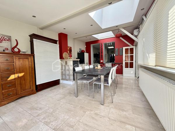 Vous recherchez une maison de caractère, chaleureuse et parfaitement entretenue, dans laquelle vous pouvez poser vos valises sans prévoir le moindre travaux ? Cette jolie maison située dans une rue agréable de Forbach mérite toute votre attention !

D’une surface habitable de 126,55 m², cette maison ancienne mitoyenne d’un côté a été rénovée avec goût et bénéficie de matériaux de qualité et de très belles finitions. Ici, tout est pensé pour profiter immédiatement de son intérieur, sans travaux à prévoir.

Au rez-de-chaussée, vous découvrirez un agréable salon-séjour traversant d’environ 43 m², ainsi qu’une superbe véranda de plus de 20 m², véritable pièce de vie supplémentaire. Chauffée, climatisée et équipée d’un poêle à bois (Kachelofen), elle offre une ambiance particulièrement cosy et s’ouvre directement sur la terrasse et le jardin.

La cuisine Schmidt, installée il y a quelques années, est en parfait état, entièrement aménagée et équipée avec de l’électroménager de qualité. Semi-ouverte sur la véranda, elle profite d’un accès direct vers l’extérieur. Un WC indépendant complète ce niveau.

À l’étage, la maison dispose de deux chambres, d’une salle de bains, d’un second WC indépendant et de nombreux rangements.

À l’extérieur, vous profiterez d’un terrain plat, entièrement clos, avec terrasse et petite dépendance de jardin.

Un garage attenant avec porte motorisée ainsi qu’un sous-sol composé de trois caves viennent compléter ce bien.

Côté confort, la maison bénéficie notamment d’une isolation intérieure, de triple vitrage à l’avant ainsi que d’une toiture rénovée et isolée.

Une maison pleine de charme, cosy et impeccablement entretenue, où le charme de l’ancien rencontre le confort actuel. Aucun travaux à prévoir : vous n’avez plus qu’à poser vos valises et profiter !

Suchen Sie ein Haus mit Charakter, das behaglich und bestens gepflegt ist – ein Zuhause, in das Sie sofort einziehen können, ohne auch nur die geringsten Renovierungsarbeiten einplanen zu müssen? Dieses hübsche, einseitig angebaute Haus in einer angenehmen Straße von Forbach verdient Ihre volle Aufmerksamkeit!
Mit einer Wohnfläche von 126,55 m² präsentiert sich dieses Haus geschmackvoll renoviert und besticht durch hochwertige Materialien sowie eine erstklassige Ausführung. Hier ist alles darauf ausgelegt, das Wohnambiente vom ersten Moment an zu genießen – ohne anstehende Arbeiten.
Im Erdgeschoss erwartet Sie ein einladender, lichtdurchfluteter Wohn- und Essbereich (ca. 43 m²) sowie ein herrlicher Wintergarten mit über 20 m² Fläche, der als vollwertiger zusätzlicher Wohnraum dient. Ausgestattet mit Heizung, Klimaanlage und einem Kachelofen, bietet er eine besonders gemütliche Atmosphäre und einen direkten Zugang zu Terrasse und Garten.
Die vor einigen Jahren installierte Schmidt-Küche ist in tadellosem Zustand, voll ausgestattet und verfügt über hochwertige Elektrogeräte. Sie ist halb offen zum Wintergarten hin gestaltet und bietet ebenfalls einen direkten Zugang nach draußen. Ein separates WC vervollständigt diese Etage.
Im Obergeschoss befinden sich zwei Schlafzimmer, ein Badezimmer, ein weiteres separates WC sowie zahlreiche Staumöglichkeiten.
Im Außenbereich erwartet Sie ein ebenes, vollständig eingefriedetes Grundstück mit Terrasse und einem kleinen Gartenhaus.
Eine direkt angebaute Garage mit elektrischem Tor sowie ein Kellergeschoss mit drei Räumen runden das Angebot ab.
Hinsichtlich des Wohnkomforts punktet das Haus unter anderem mit einer Innendämmung, Dreifachverglasung an der Vorderseite sowie einem renovierten und gedämmten Dach.
Ein charmantes, gemütliches und makellos gepflegtes Haus, in dem der Charme des Altbaus auf modernen Komfort trifft. Es sind keinerlei Arbeiten erforderlich: Sie müssen nur noch einziehen und genießen!