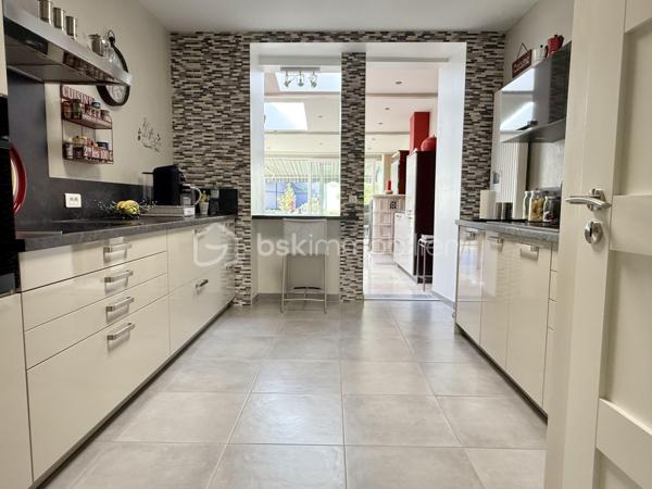 Vous recherchez une maison de caractère, chaleureuse et parfaitement entretenue, dans laquelle vous pouvez poser vos valises sans prévoir le moindre travaux ? Cette jolie maison située dans une rue agréable de Forbach mérite toute votre attention !

D’une surface habitable de 126,55 m², cette maison ancienne mitoyenne d’un côté a été rénovée avec goût et bénéficie de matériaux de qualité et de très belles finitions. Ici, tout est pensé pour profiter immédiatement de son intérieur, sans travaux à prévoir.

Au rez-de-chaussée, vous découvrirez un agréable salon-séjour traversant d’environ 43 m², ainsi qu’une superbe véranda de plus de 20 m², véritable pièce de vie supplémentaire. Chauffée, climatisée et équipée d’un poêle à bois (Kachelofen), elle offre une ambiance particulièrement cosy et s’ouvre directement sur la terrasse et le jardin.

La cuisine Schmidt, installée il y a quelques années, est en parfait état, entièrement aménagée et équipée avec de l’électroménager de qualité. Semi-ouverte sur la véranda, elle profite d’un accès direct vers l’extérieur. Un WC indépendant complète ce niveau.

À l’étage, la maison dispose de deux chambres, d’une salle de bains, d’un second WC indépendant et de nombreux rangements.

À l’extérieur, vous profiterez d’un terrain plat, entièrement clos, avec terrasse et petite dépendance de jardin.

Un garage attenant avec porte motorisée ainsi qu’un sous-sol composé de trois caves viennent compléter ce bien.

Côté confort, la maison bénéficie notamment d’une isolation intérieure, de triple vitrage à l’avant ainsi que d’une toiture rénovée et isolée.

Une maison pleine de charme, cosy et impeccablement entretenue, où le charme de l’ancien rencontre le confort actuel. Aucun travaux à prévoir : vous n’avez plus qu’à poser vos valises et profiter !

Suchen Sie ein Haus mit Charakter, das behaglich und bestens gepflegt ist – ein Zuhause, in das Sie sofort einziehen können, ohne auch nur die geringsten Renovierungsarbeiten einplanen zu müssen? Dieses hübsche, einseitig angebaute Haus in einer angenehmen Straße von Forbach verdient Ihre volle Aufmerksamkeit!
Mit einer Wohnfläche von 126,55 m² präsentiert sich dieses Haus geschmackvoll renoviert und besticht durch hochwertige Materialien sowie eine erstklassige Ausführung. Hier ist alles darauf ausgelegt, das Wohnambiente vom ersten Moment an zu genießen – ohne anstehende Arbeiten.
Im Erdgeschoss erwartet Sie ein einladender, lichtdurchfluteter Wohn- und Essbereich (ca. 43 m²) sowie ein herrlicher Wintergarten mit über 20 m² Fläche, der als vollwertiger zusätzlicher Wohnraum dient. Ausgestattet mit Heizung, Klimaanlage und einem Kachelofen, bietet er eine besonders gemütliche Atmosphäre und einen direkten Zugang zu Terrasse und Garten.
Die vor einigen Jahren installierte Schmidt-Küche ist in tadellosem Zustand, voll ausgestattet und verfügt über hochwertige Elektrogeräte. Sie ist halb offen zum Wintergarten hin gestaltet und bietet ebenfalls einen direkten Zugang nach draußen. Ein separates WC vervollständigt diese Etage.
Im Obergeschoss befinden sich zwei Schlafzimmer, ein Badezimmer, ein weiteres separates WC sowie zahlreiche Staumöglichkeiten.
Im Außenbereich erwartet Sie ein ebenes, vollständig eingefriedetes Grundstück mit Terrasse und einem kleinen Gartenhaus.
Eine direkt angebaute Garage mit elektrischem Tor sowie ein Kellergeschoss mit drei Räumen runden das Angebot ab.
Hinsichtlich des Wohnkomforts punktet das Haus unter anderem mit einer Innendämmung, Dreifachverglasung an der Vorderseite sowie einem renovierten und gedämmten Dach.
Ein charmantes, gemütliches und makellos gepflegtes Haus, in dem der Charme des Altbaus auf modernen Komfort trifft. Es sind keinerlei Arbeiten erforderlich: Sie müssen nur noch einziehen und genießen!