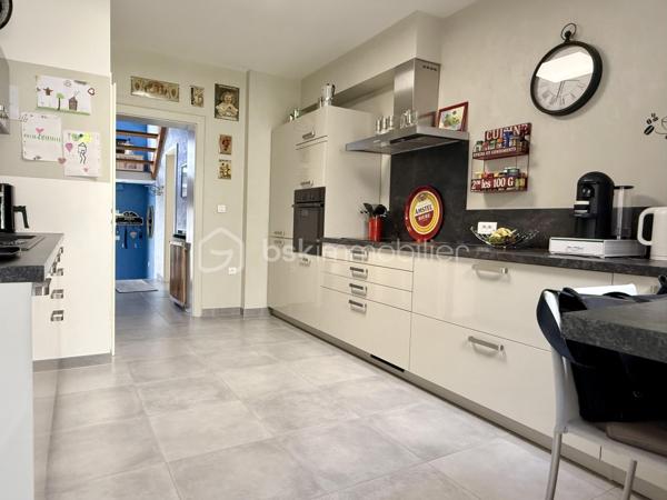 Vous recherchez une maison de caractère, chaleureuse et parfaitement entretenue, dans laquelle vous pouvez poser vos valises sans prévoir le moindre travaux ? Cette jolie maison située dans une rue agréable de Forbach mérite toute votre attention !

D’une surface habitable de 126,55 m², cette maison ancienne mitoyenne d’un côté a été rénovée avec goût et bénéficie de matériaux de qualité et de très belles finitions. Ici, tout est pensé pour profiter immédiatement de son intérieur, sans travaux à prévoir.

Au rez-de-chaussée, vous découvrirez un agréable salon-séjour traversant d’environ 43 m², ainsi qu’une superbe véranda de plus de 20 m², véritable pièce de vie supplémentaire. Chauffée, climatisée et équipée d’un poêle à bois (Kachelofen), elle offre une ambiance particulièrement cosy et s’ouvre directement sur la terrasse et le jardin.

La cuisine Schmidt, installée il y a quelques années, est en parfait état, entièrement aménagée et équipée avec de l’électroménager de qualité. Semi-ouverte sur la véranda, elle profite d’un accès direct vers l’extérieur. Un WC indépendant complète ce niveau.

À l’étage, la maison dispose de deux chambres, d’une salle de bains, d’un second WC indépendant et de nombreux rangements.

À l’extérieur, vous profiterez d’un terrain plat, entièrement clos, avec terrasse et petite dépendance de jardin.

Un garage attenant avec porte motorisée ainsi qu’un sous-sol composé de trois caves viennent compléter ce bien.

Côté confort, la maison bénéficie notamment d’une isolation intérieure, de triple vitrage à l’avant ainsi que d’une toiture rénovée et isolée.

Une maison pleine de charme, cosy et impeccablement entretenue, où le charme de l’ancien rencontre le confort actuel. Aucun travaux à prévoir : vous n’avez plus qu’à poser vos valises et profiter !

Suchen Sie ein Haus mit Charakter, das behaglich und bestens gepflegt ist – ein Zuhause, in das Sie sofort einziehen können, ohne auch nur die geringsten Renovierungsarbeiten einplanen zu müssen? Dieses hübsche, einseitig angebaute Haus in einer angenehmen Straße von Forbach verdient Ihre volle Aufmerksamkeit!
Mit einer Wohnfläche von 126,55 m² präsentiert sich dieses Haus geschmackvoll renoviert und besticht durch hochwertige Materialien sowie eine erstklassige Ausführung. Hier ist alles darauf ausgelegt, das Wohnambiente vom ersten Moment an zu genießen – ohne anstehende Arbeiten.
Im Erdgeschoss erwartet Sie ein einladender, lichtdurchfluteter Wohn- und Essbereich (ca. 43 m²) sowie ein herrlicher Wintergarten mit über 20 m² Fläche, der als vollwertiger zusätzlicher Wohnraum dient. Ausgestattet mit Heizung, Klimaanlage und einem Kachelofen, bietet er eine besonders gemütliche Atmosphäre und einen direkten Zugang zu Terrasse und Garten.
Die vor einigen Jahren installierte Schmidt-Küche ist in tadellosem Zustand, voll ausgestattet und verfügt über hochwertige Elektrogeräte. Sie ist halb offen zum Wintergarten hin gestaltet und bietet ebenfalls einen direkten Zugang nach draußen. Ein separates WC vervollständigt diese Etage.
Im Obergeschoss befinden sich zwei Schlafzimmer, ein Badezimmer, ein weiteres separates WC sowie zahlreiche Staumöglichkeiten.
Im Außenbereich erwartet Sie ein ebenes, vollständig eingefriedetes Grundstück mit Terrasse und einem kleinen Gartenhaus.
Eine direkt angebaute Garage mit elektrischem Tor sowie ein Kellergeschoss mit drei Räumen runden das Angebot ab.
Hinsichtlich des Wohnkomforts punktet das Haus unter anderem mit einer Innendämmung, Dreifachverglasung an der Vorderseite sowie einem renovierten und gedämmten Dach.
Ein charmantes, gemütliches und makellos gepflegtes Haus, in dem der Charme des Altbaus auf modernen Komfort trifft. Es sind keinerlei Arbeiten erforderlich: Sie müssen nur noch einziehen und genießen!