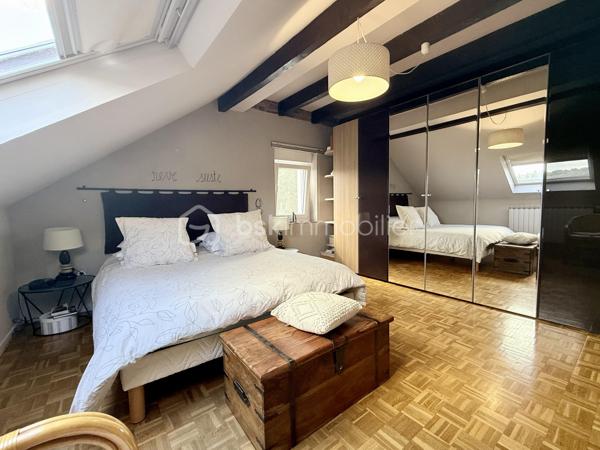 Vous recherchez une maison de caractère, chaleureuse et parfaitement entretenue, dans laquelle vous pouvez poser vos valises sans prévoir le moindre travaux ? Cette jolie maison située dans une rue agréable de Forbach mérite toute votre attention !

D’une surface habitable de 126,55 m², cette maison ancienne mitoyenne d’un côté a été rénovée avec goût et bénéficie de matériaux de qualité et de très belles finitions. Ici, tout est pensé pour profiter immédiatement de son intérieur, sans travaux à prévoir.

Au rez-de-chaussée, vous découvrirez un agréable salon-séjour traversant d’environ 43 m², ainsi qu’une superbe véranda de plus de 20 m², véritable pièce de vie supplémentaire. Chauffée, climatisée et équipée d’un poêle à bois (Kachelofen), elle offre une ambiance particulièrement cosy et s’ouvre directement sur la terrasse et le jardin.

La cuisine Schmidt, installée il y a quelques années, est en parfait état, entièrement aménagée et équipée avec de l’électroménager de qualité. Semi-ouverte sur la véranda, elle profite d’un accès direct vers l’extérieur. Un WC indépendant complète ce niveau.

À l’étage, la maison dispose de deux chambres, d’une salle de bains, d’un second WC indépendant et de nombreux rangements.

À l’extérieur, vous profiterez d’un terrain plat, entièrement clos, avec terrasse et petite dépendance de jardin.

Un garage attenant avec porte motorisée ainsi qu’un sous-sol composé de trois caves viennent compléter ce bien.

Côté confort, la maison bénéficie notamment d’une isolation intérieure, de triple vitrage à l’avant ainsi que d’une toiture rénovée et isolée.

Une maison pleine de charme, cosy et impeccablement entretenue, où le charme de l’ancien rencontre le confort actuel. Aucun travaux à prévoir : vous n’avez plus qu’à poser vos valises et profiter !

Suchen Sie ein Haus mit Charakter, das behaglich und bestens gepflegt ist – ein Zuhause, in das Sie sofort einziehen können, ohne auch nur die geringsten Renovierungsarbeiten einplanen zu müssen? Dieses hübsche, einseitig angebaute Haus in einer angenehmen Straße von Forbach verdient Ihre volle Aufmerksamkeit!
Mit einer Wohnfläche von 126,55 m² präsentiert sich dieses Haus geschmackvoll renoviert und besticht durch hochwertige Materialien sowie eine erstklassige Ausführung. Hier ist alles darauf ausgelegt, das Wohnambiente vom ersten Moment an zu genießen – ohne anstehende Arbeiten.
Im Erdgeschoss erwartet Sie ein einladender, lichtdurchfluteter Wohn- und Essbereich (ca. 43 m²) sowie ein herrlicher Wintergarten mit über 20 m² Fläche, der als vollwertiger zusätzlicher Wohnraum dient. Ausgestattet mit Heizung, Klimaanlage und einem Kachelofen, bietet er eine besonders gemütliche Atmosphäre und einen direkten Zugang zu Terrasse und Garten.
Die vor einigen Jahren installierte Schmidt-Küche ist in tadellosem Zustand, voll ausgestattet und verfügt über hochwertige Elektrogeräte. Sie ist halb offen zum Wintergarten hin gestaltet und bietet ebenfalls einen direkten Zugang nach draußen. Ein separates WC vervollständigt diese Etage.
Im Obergeschoss befinden sich zwei Schlafzimmer, ein Badezimmer, ein weiteres separates WC sowie zahlreiche Staumöglichkeiten.
Im Außenbereich erwartet Sie ein ebenes, vollständig eingefriedetes Grundstück mit Terrasse und einem kleinen Gartenhaus.
Eine direkt angebaute Garage mit elektrischem Tor sowie ein Kellergeschoss mit drei Räumen runden das Angebot ab.
Hinsichtlich des Wohnkomforts punktet das Haus unter anderem mit einer Innendämmung, Dreifachverglasung an der Vorderseite sowie einem renovierten und gedämmten Dach.
Ein charmantes, gemütliches und makellos gepflegtes Haus, in dem der Charme des Altbaus auf modernen Komfort trifft. Es sind keinerlei Arbeiten erforderlich: Sie müssen nur noch einziehen und genießen!