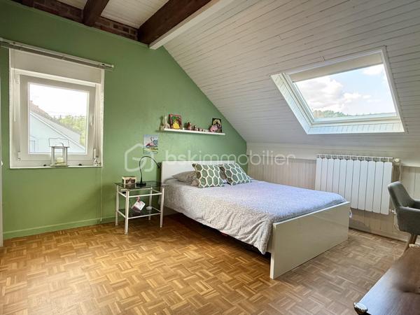 Vous recherchez une maison de caractère, chaleureuse et parfaitement entretenue, dans laquelle vous pouvez poser vos valises sans prévoir le moindre travaux ? Cette jolie maison située dans une rue agréable de Forbach mérite toute votre attention !

D’une surface habitable de 126,55 m², cette maison ancienne mitoyenne d’un côté a été rénovée avec goût et bénéficie de matériaux de qualité et de très belles finitions. Ici, tout est pensé pour profiter immédiatement de son intérieur, sans travaux à prévoir.

Au rez-de-chaussée, vous découvrirez un agréable salon-séjour traversant d’environ 43 m², ainsi qu’une superbe véranda de plus de 20 m², véritable pièce de vie supplémentaire. Chauffée, climatisée et équipée d’un poêle à bois (Kachelofen), elle offre une ambiance particulièrement cosy et s’ouvre directement sur la terrasse et le jardin.

La cuisine Schmidt, installée il y a quelques années, est en parfait état, entièrement aménagée et équipée avec de l’électroménager de qualité. Semi-ouverte sur la véranda, elle profite d’un accès direct vers l’extérieur. Un WC indépendant complète ce niveau.

À l’étage, la maison dispose de deux chambres, d’une salle de bains, d’un second WC indépendant et de nombreux rangements.

À l’extérieur, vous profiterez d’un terrain plat, entièrement clos, avec terrasse et petite dépendance de jardin.

Un garage attenant avec porte motorisée ainsi qu’un sous-sol composé de trois caves viennent compléter ce bien.

Côté confort, la maison bénéficie notamment d’une isolation intérieure, de triple vitrage à l’avant ainsi que d’une toiture rénovée et isolée.

Une maison pleine de charme, cosy et impeccablement entretenue, où le charme de l’ancien rencontre le confort actuel. Aucun travaux à prévoir : vous n’avez plus qu’à poser vos valises et profiter !

Suchen Sie ein Haus mit Charakter, das behaglich und bestens gepflegt ist – ein Zuhause, in das Sie sofort einziehen können, ohne auch nur die geringsten Renovierungsarbeiten einplanen zu müssen? Dieses hübsche, einseitig angebaute Haus in einer angenehmen Straße von Forbach verdient Ihre volle Aufmerksamkeit!
Mit einer Wohnfläche von 126,55 m² präsentiert sich dieses Haus geschmackvoll renoviert und besticht durch hochwertige Materialien sowie eine erstklassige Ausführung. Hier ist alles darauf ausgelegt, das Wohnambiente vom ersten Moment an zu genießen – ohne anstehende Arbeiten.
Im Erdgeschoss erwartet Sie ein einladender, lichtdurchfluteter Wohn- und Essbereich (ca. 43 m²) sowie ein herrlicher Wintergarten mit über 20 m² Fläche, der als vollwertiger zusätzlicher Wohnraum dient. Ausgestattet mit Heizung, Klimaanlage und einem Kachelofen, bietet er eine besonders gemütliche Atmosphäre und einen direkten Zugang zu Terrasse und Garten.
Die vor einigen Jahren installierte Schmidt-Küche ist in tadellosem Zustand, voll ausgestattet und verfügt über hochwertige Elektrogeräte. Sie ist halb offen zum Wintergarten hin gestaltet und bietet ebenfalls einen direkten Zugang nach draußen. Ein separates WC vervollständigt diese Etage.
Im Obergeschoss befinden sich zwei Schlafzimmer, ein Badezimmer, ein weiteres separates WC sowie zahlreiche Staumöglichkeiten.
Im Außenbereich erwartet Sie ein ebenes, vollständig eingefriedetes Grundstück mit Terrasse und einem kleinen Gartenhaus.
Eine direkt angebaute Garage mit elektrischem Tor sowie ein Kellergeschoss mit drei Räumen runden das Angebot ab.
Hinsichtlich des Wohnkomforts punktet das Haus unter anderem mit einer Innendämmung, Dreifachverglasung an der Vorderseite sowie einem renovierten und gedämmten Dach.
Ein charmantes, gemütliches und makellos gepflegtes Haus, in dem der Charme des Altbaus auf modernen Komfort trifft. Es sind keinerlei Arbeiten erforderlich: Sie müssen nur noch einziehen und genießen!