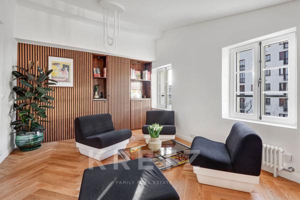 Appartement réoné en dernier étage avec vue dégagée dans l'intime Villa des Platanes