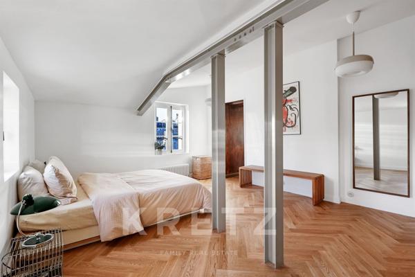 Appartement réoné en dernier étage avec vue dégagée dans l'intime Villa des Platanes