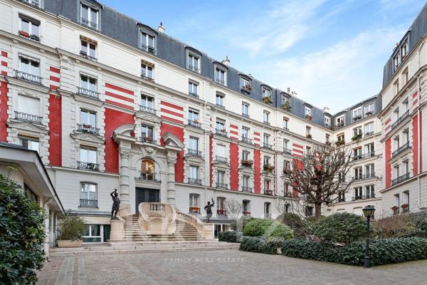Appartement réoné en dernier étage avec vue dégagée dans l'intime Villa des Platanes