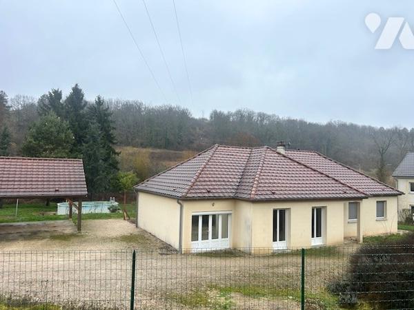 Pavillon de plain-pied de 2007 en très bon état sur terrain de 2 352 m2.