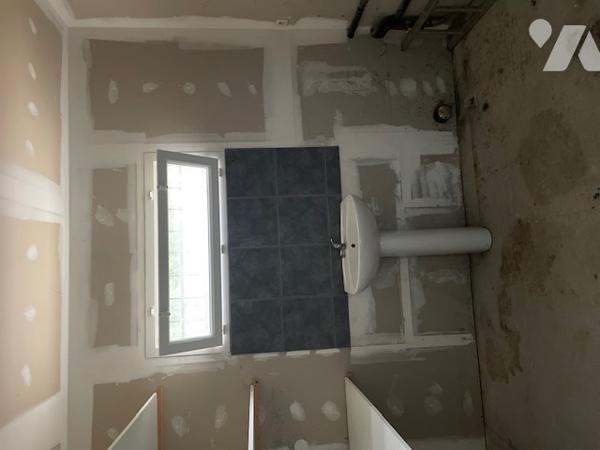 Pavillon de plain-pied de 2007 en très bon état sur terrain de 2 352 m2.