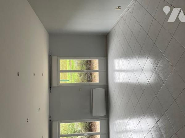 Pavillon de plain-pied de 2007 en très bon état sur terrain de 2 352 m2.