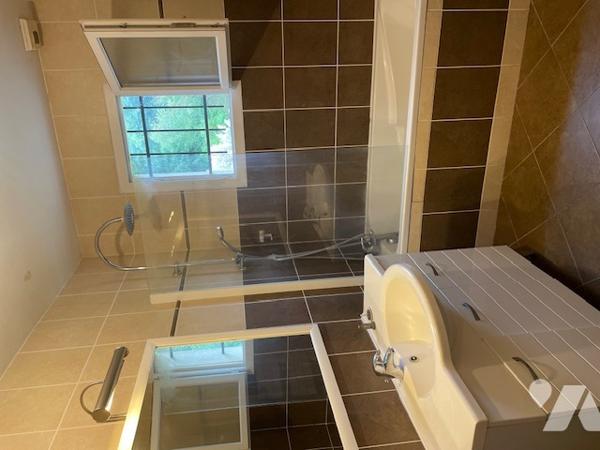 Pavillon de plain-pied de 2007 en très bon état sur terrain de 2 352 m2.