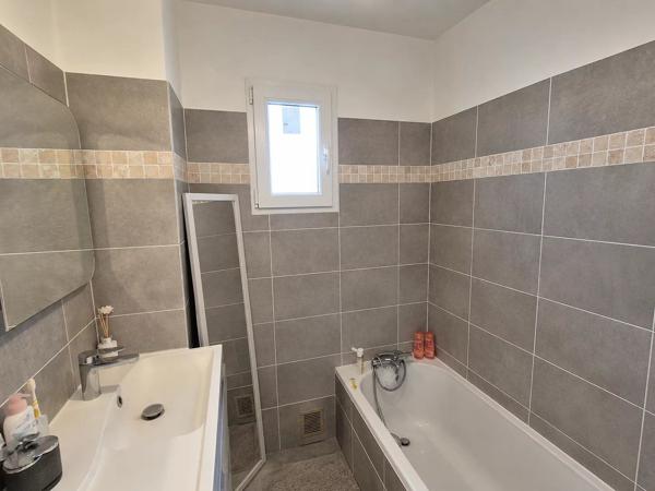 Vente                                                      Appartement
                        
                     3 pièces                      60 m2                     à Le Luc
