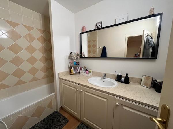 Saumane-de-Vaucluse (84800) SAUMANE DE VAUCLUSE dans résidence sécurisée, au calme joli appartement T2 avec terrasse.