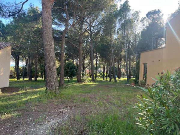 Saumane-de-Vaucluse (84800) SAUMANE DE VAUCLUSE dans résidence sécurisée, au calme joli appartement T2 avec terrasse.