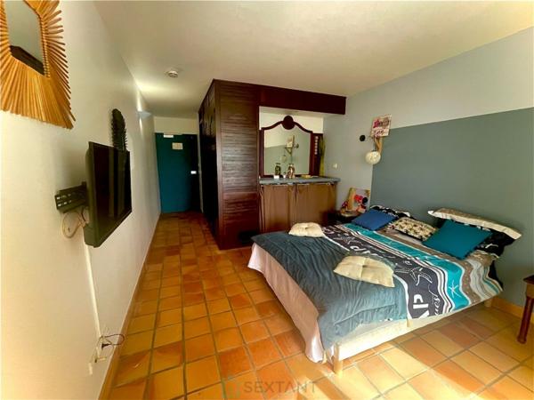 Studio prêt à être loué dès le lendemain de l'acquisition, vendu meublé et équipé à 5mn à pied de la plage sinon vous pouvez profiter de la piscine.