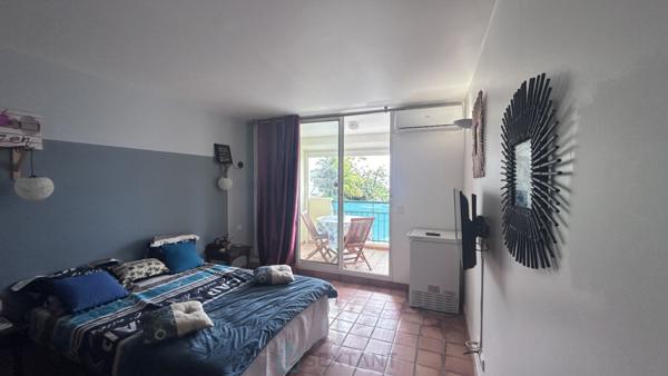 Studio prêt à être loué dès le lendemain de l'acquisition, vendu meublé et équipé à 5mn à pied de la plage sinon vous pouvez profiter de la piscine.