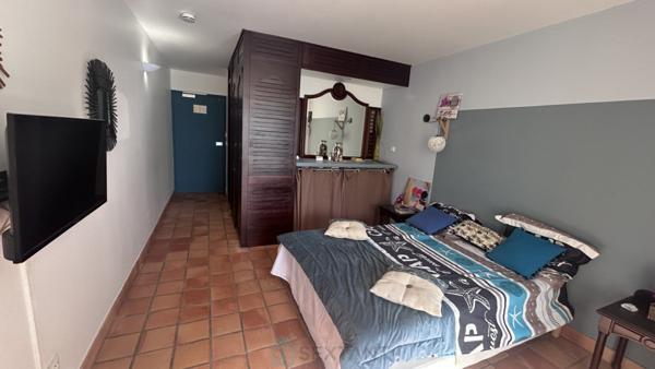 Studio prêt à être loué dès le lendemain de l'acquisition, vendu meublé et équipé à 5mn à pied de la plage sinon vous pouvez profiter de la piscine.