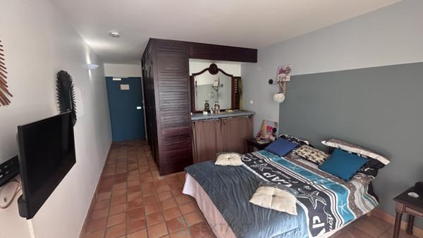 Studio prêt à être loué dès le lendemain de l'acquisition, vendu meublé et équipé à 5mn à pied de la plage sinon vous pouvez profiter de la piscine.