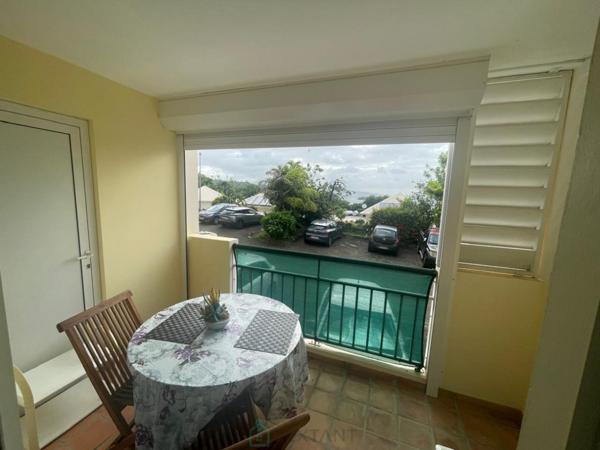 Studio prêt à être loué dès le lendemain de l'acquisition, vendu meublé et équipé à 5mn à pied de la plage sinon vous pouvez profiter de la piscine.