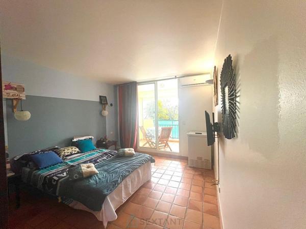 Studio prêt à être loué dès le lendemain de l'acquisition, vendu meublé et équipé à 5mn à pied de la plage sinon vous pouvez profiter de la piscine.
