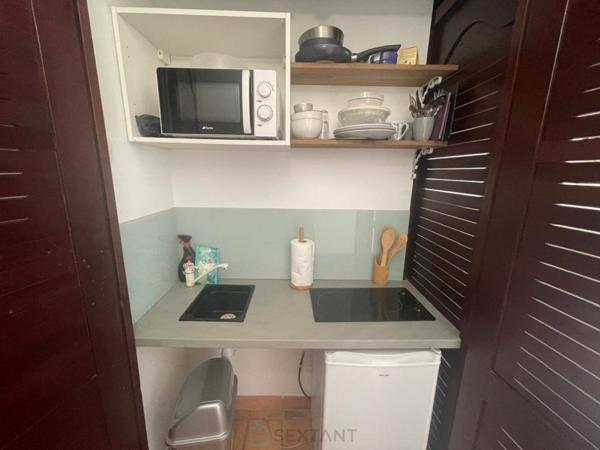 Studio prêt à être loué dès le lendemain de l'acquisition, vendu meublé et équipé à 5mn à pied de la plage sinon vous pouvez profiter de la piscine.