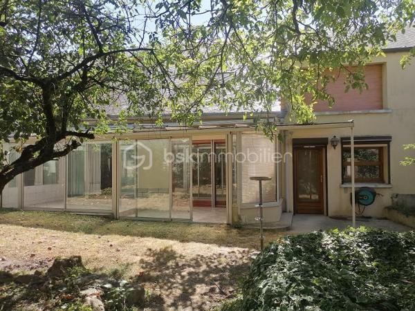 AXE RETHEL/CHARLEVILLE, ACCES RAPIDE A34 ET BELLES PRESTATIONS pour cette spacieuse maison de village offrant au rdc : entrée, salle à manger, séjour, salle de bains, possibilité de créer une chambre très facilement. A l'étage : 4 grandes chambres, dont une avec salle de bains et une autre avec cabinet de toilette, grenier isolé avec toiture récente en ardoise naturelle. Garage, jardin clos avec remise et spacieuse véranda. Volets roulants électriques.