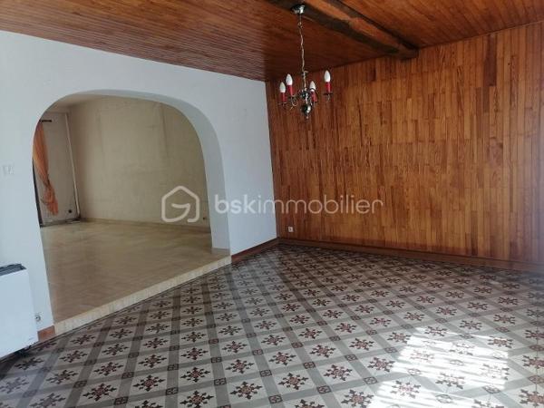 AXE RETHEL/CHARLEVILLE, ACCES RAPIDE A34 ET BELLES PRESTATIONS pour cette spacieuse maison de village offrant au rdc : entrée, salle à manger, séjour, salle de bains, possibilité de créer une chambre très facilement. A l'étage : 4 grandes chambres, dont une avec salle de bains et une autre avec cabinet de toilette, grenier isolé avec toiture récente en ardoise naturelle. Garage, jardin clos avec remise et spacieuse véranda. Volets roulants électriques.