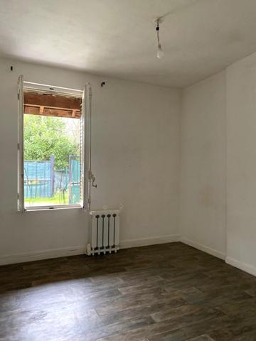 Particuliers ou professionnels, venez découvrir cette maison de 68m2 (surface plancher 90m2) sur un terrain de 2 255m2